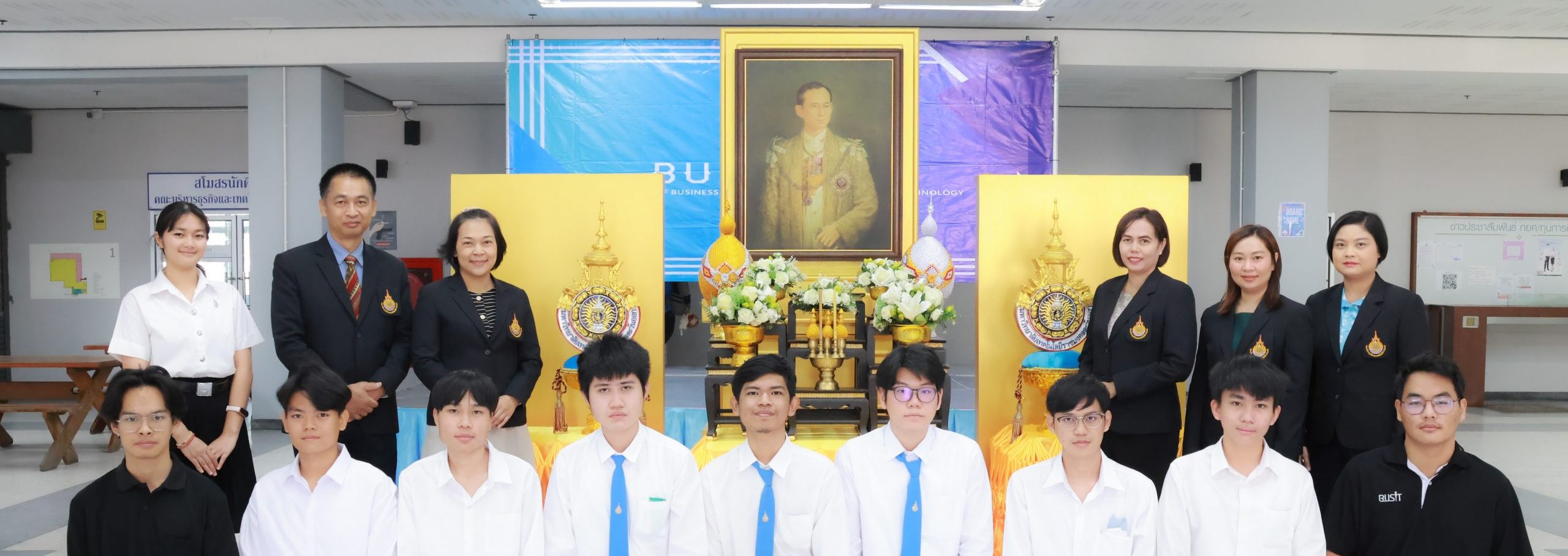คณาจารย์ บุคลากร และนักศึกษา ถ่ายภาพเนื่องในวันคล้ายวันสถาปนา (18 มกราคม 2568) มหาวิทยาลัยเทคโนโลยีราชมงคลตะวันออก ครบรอบ 20 ปี ระหว่างวันที่ 15 – 17 มกราคม 2568 ณ อาคาร 6 ชั้น 1 เขตพื้นที่จักรพงษภูวนารถ