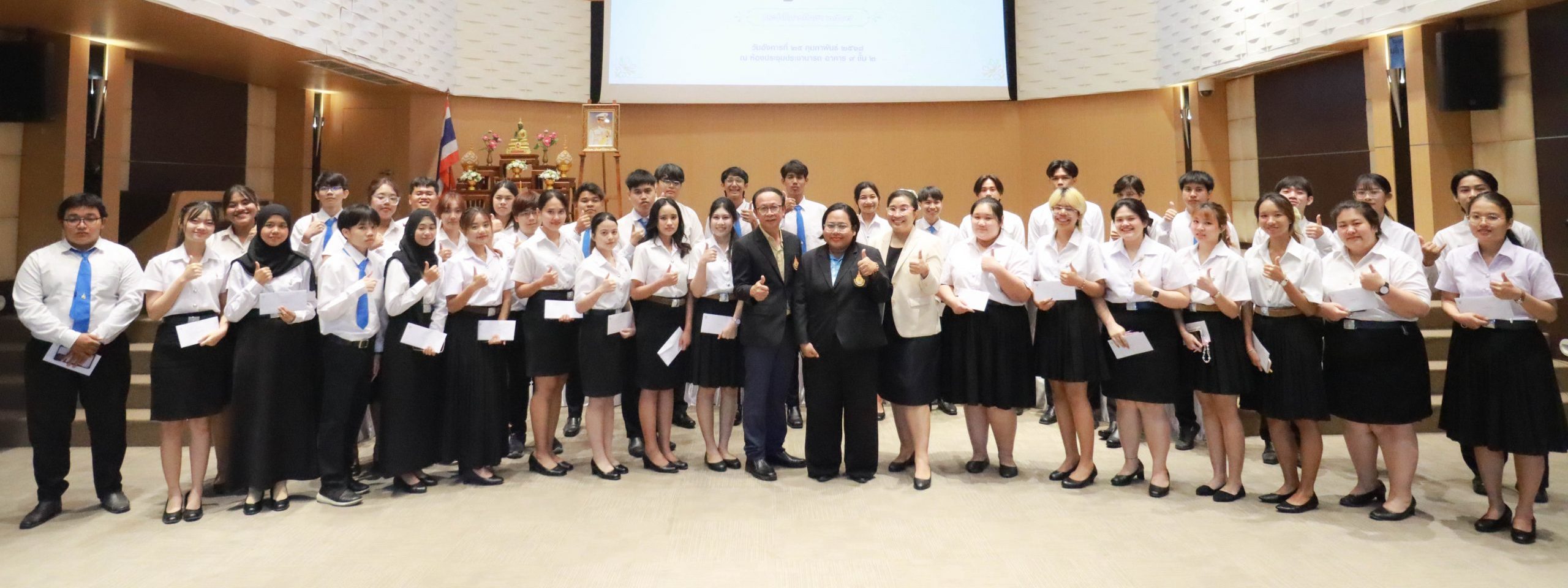 พิธีมอบทุนการศึกษา ประจำปีการศึกษา 2567 วันอังคารที่ 25 กุมภาพันธ์ 2567 ณ ห้องประชุมประชานารถ อาคาร 9 ชั้น 2 เขตพื้นที่จักรพงษภูวนารถ