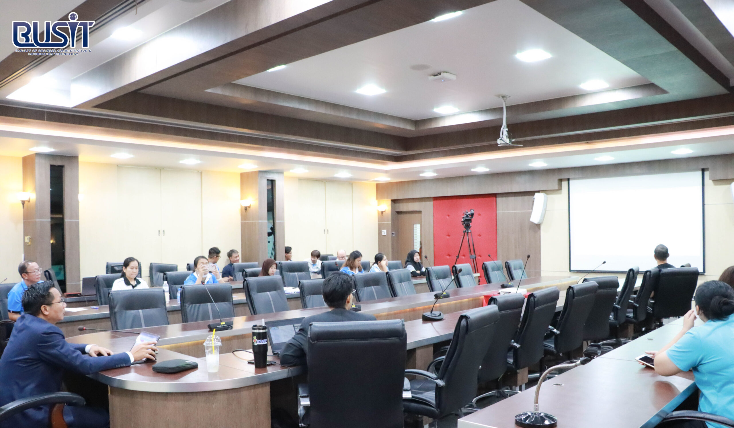 ประชุมพิธีการ คณะบริหารฯ ครั้งที่ 4 วันที่ 22 ตุลาคม 2568 ณ ห้องประชุมภูวนารถ อาคาร 9 ชั้น 3 เขตพื้นที่จักรพงษภูวนารถ