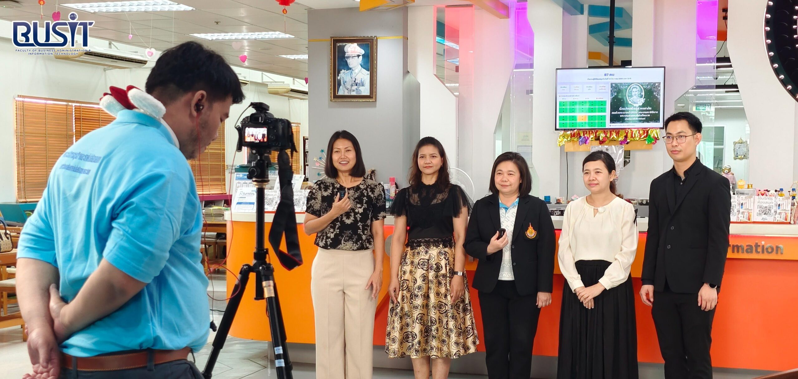 ภาพเบื้องหลังการถ่ายทำคลิปวิดีโออวยพรปีใหม่ ปี 2569 ของคณาจารย์คณะบริหารธุรกิจและเทคโนโลยีสารสนเทศ ระหว่างวันที่ 23 – 24 ธันวาคม 2568 ณ เขตพื้นที่จักรพงษภูวนารถ