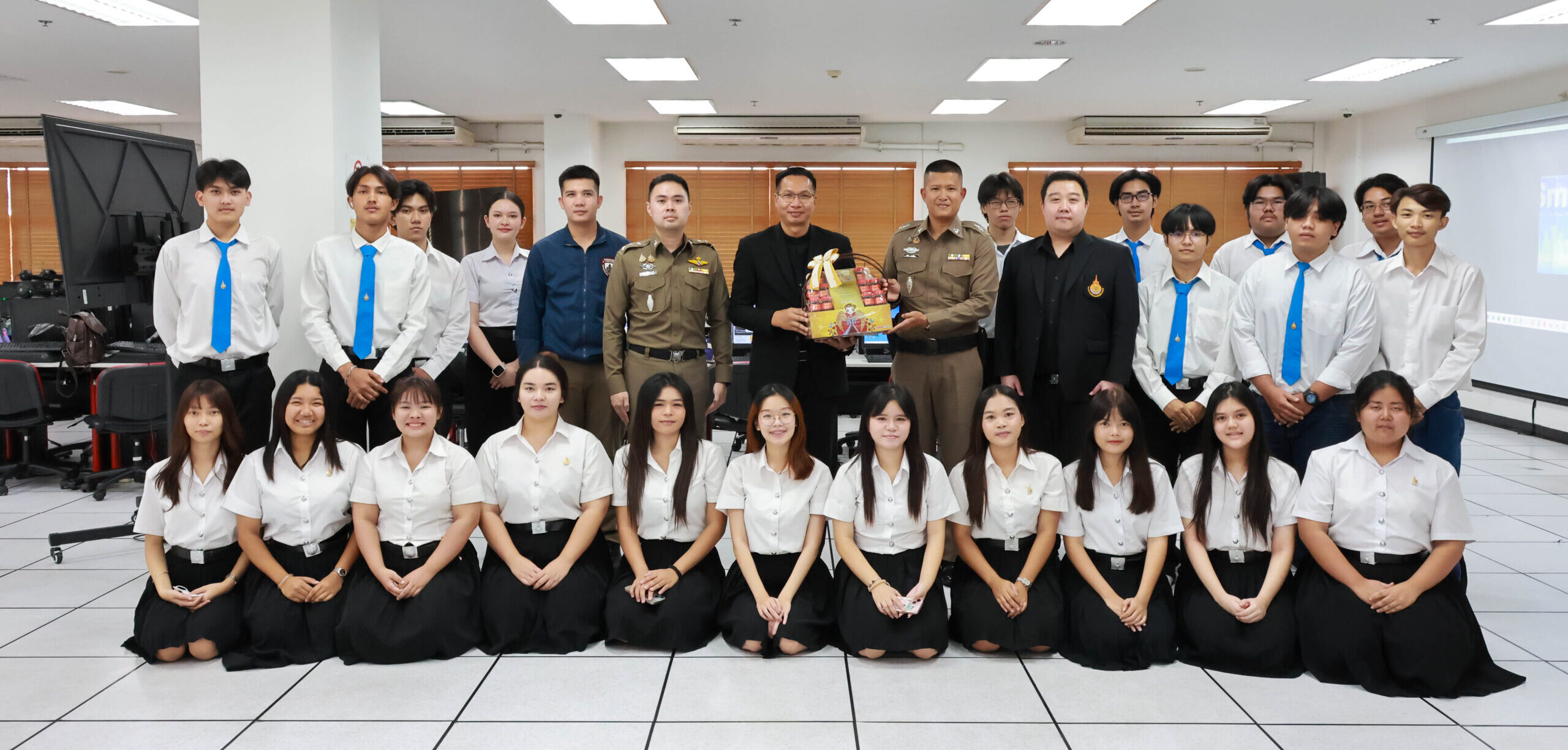 กิจกรรมแลกเปลี่ยนเรียนรู้ “รู้เท่าทันกลโกงมิจฉาชีพยุค AI”  วันศุกร์ที่ 13 กุมภาพันธ์ 2569 ณ ห้องปฏิบัติการคอมพิวเตอร์ อาคาร 5 ชั้น 5 เขตพื้นที่จักรพงษภูวนารถ