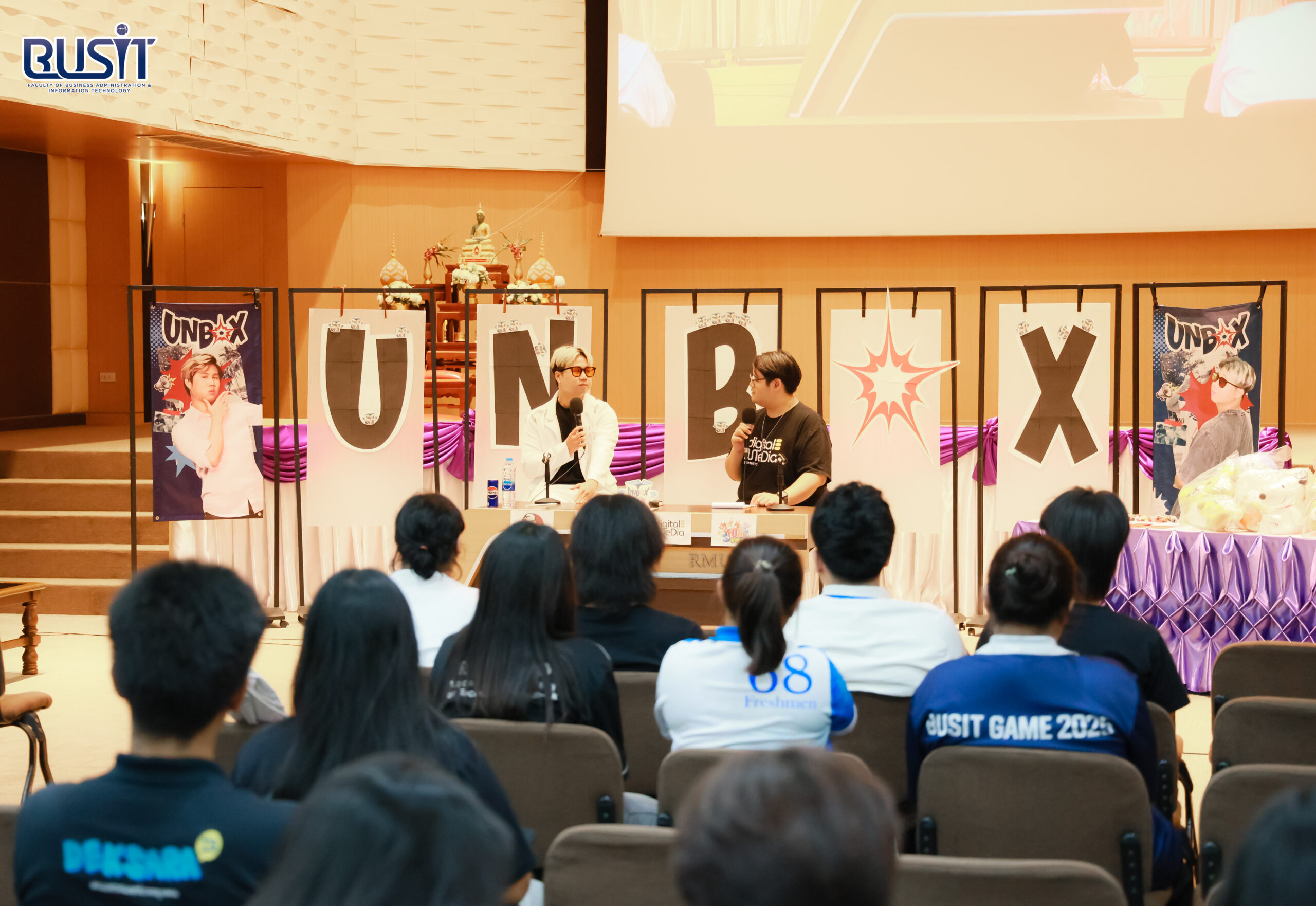 งานสัมมนา “UNBOX” วิทยากรโดย พี่อั้ม ชัชพล สถิตย์บุตร (AUMCCP) TikToker จัดโดย ทีมนักศึกษาสาขาเทคโนโลยีมัลติมีเดีย ชั้นปีการศึกษาที่ 3 วันพุธที่ 18 กุมภาพันธ์ 2569 ณ ห้องประชุมประชานารถ อาคาร 9 ชั้น 2 เขตพื้นที่จักรพงษภูวนารถ
