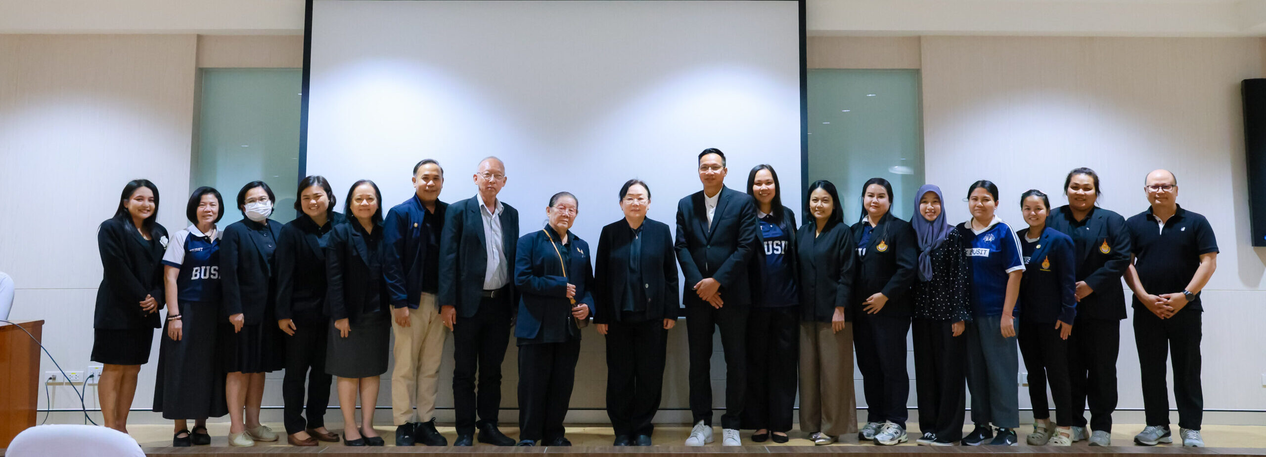 กิจกรรมอบรมเชิงปฏิบัติการ “การพัฒนาคุณภาพองค์กรสู่ความเป็นเลิศตามเกณฑ์คุณภาพการศึกษาเพื่อการดำเนินการที่เป็นเลิศ (EdPEx)” ระหว่างวันที่ 9 – 10 มีนาคม 2569 ณ ห้องประชุมพวงพะยอม มหาวิทยาลัยเทคโนโลยีราชมงคลตะวันออก เขตพื้นที่บางพระ จังหวัดชลบุรี