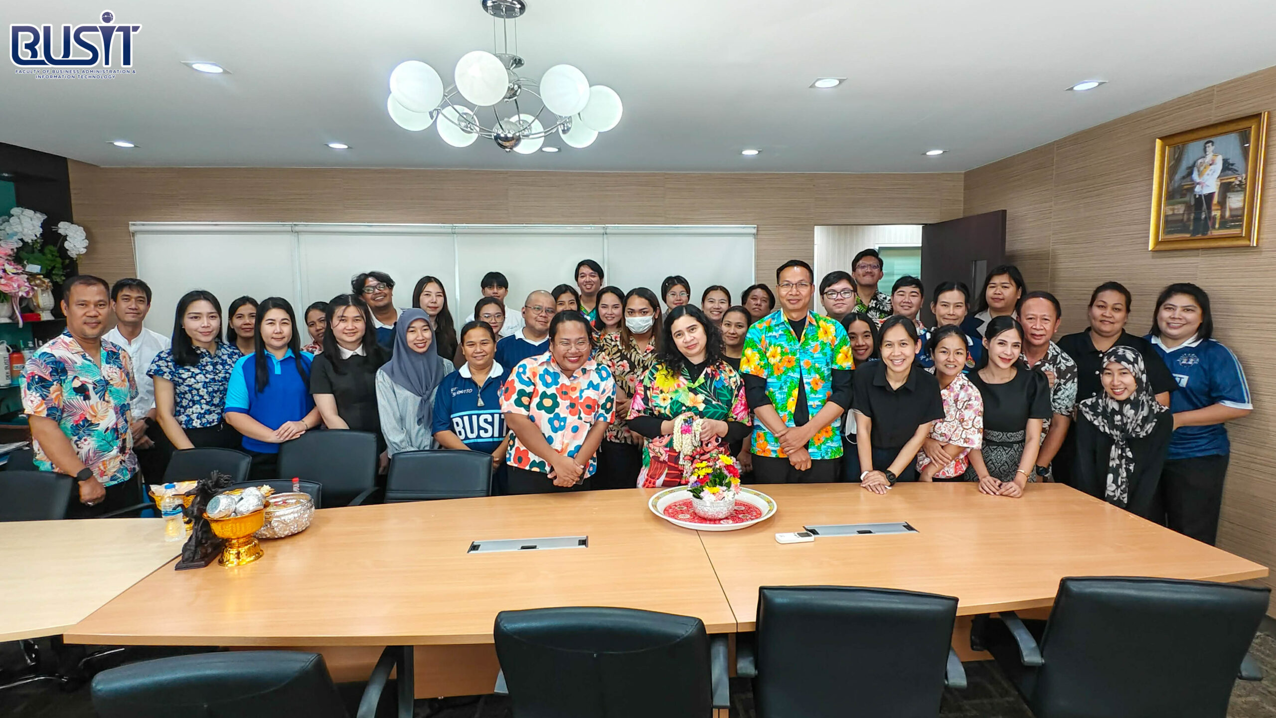 รดน้ำดำหัวคณะผู้บริหารคณะบริหารธุรกิจและเทคโนโลยีสารสนเทศ วันที่ 9 เมษายน 2569 ณ อาคาร 8 ชั้น 5 เขตพื้นที่จักรพงษภูวนารถ